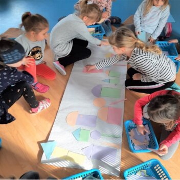 Projektmonat wasser - kleine Naturwissenschaftler unterwegs Formen – Mathematik ist spannend! kinder_basteln_formenstadt