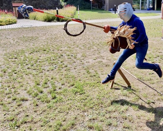 Ritterspiele - zielen muss man können, mit Ritterhelm unter erschwerten Bedingungen springen