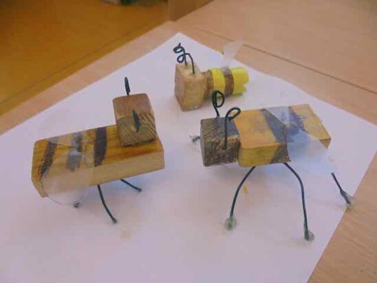 Sie sind eigentlich ganz niedlich geworden und locken vielleicht die echten Bienen, Käfer und sonstige Fliegtierchen an DSC01202