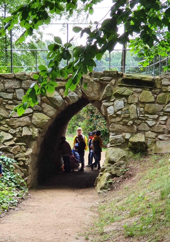 Das Barockschloss hat einen schönen Park mit einer Grotte 20220708_113659