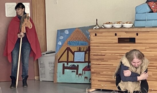 Der arme Mann kann nicht ins Wirtshaus, denn er hat kein Geld. So muss er hungrig bleiben und frieren. Er wird ganz schwach, hat keinen Lebensmut mehr und hockt einsam am Wegesrand. IMG_8900