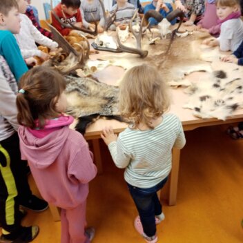 Projektmonat wasser - kleine Naturwissenschaftler unterwegs Erlebnis Hort: Förster-Exkursion zum Brettmühlenteich – „Heimischen Tieren auf der Spur“ smart