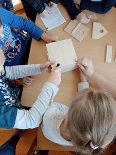 Hier unterstützen wir sie und bauen eine Vogelwohnung. PHOTO-2023-03-01-07-40-71