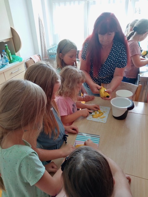 wir stellen Mango-Lassi her Bollywood