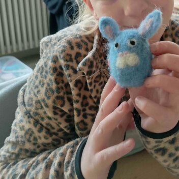 Wir auf der Bowling-Bahn im Hotel Radeberg Ostergeschenke - und nebenbei eine Handarbeitstechnik lernen Filzen6 2