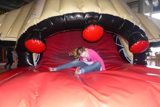 Nach langer Schussfahrt im Rutschtunnel weich gelandet Playport4