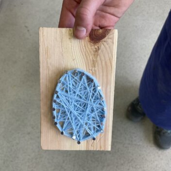 Ein Leuchtturm im Wasser - nach Schnittvorlage (Klasse 4) Ostereier mit Holz, Nadel, Faden (Klasse 5) 01-compressed