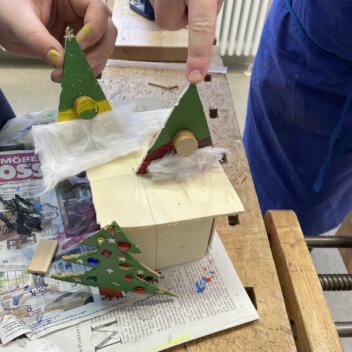 Ein Leuchtturm im Wasser - nach Schnittvorlage (Klasse 4) Weihnachtsbäume und - wichtel aus Holz (Klasse 5) 09-compressed