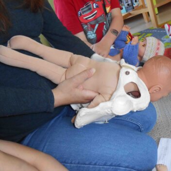 Blauer Tag - die Feuerwehr war da! Wie entwickeln sich die Babies im Bauch der Mutter? Hebamme1