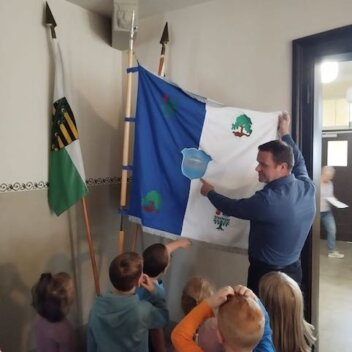 Projektmonat wasser - kleine Naturwissenschaftler unterwegs 'Sag mal, Herr Bürgermeister, wie ist das ...' Ausflug ins Rathaus PHOTO-2024-10-02-17-42-14