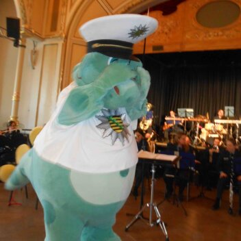 Blauer Tag - die Feuerwehr war da! Verkehrserziehung mit Musik: Vorschüler beim Polizeiorchester HW_Polizei1k