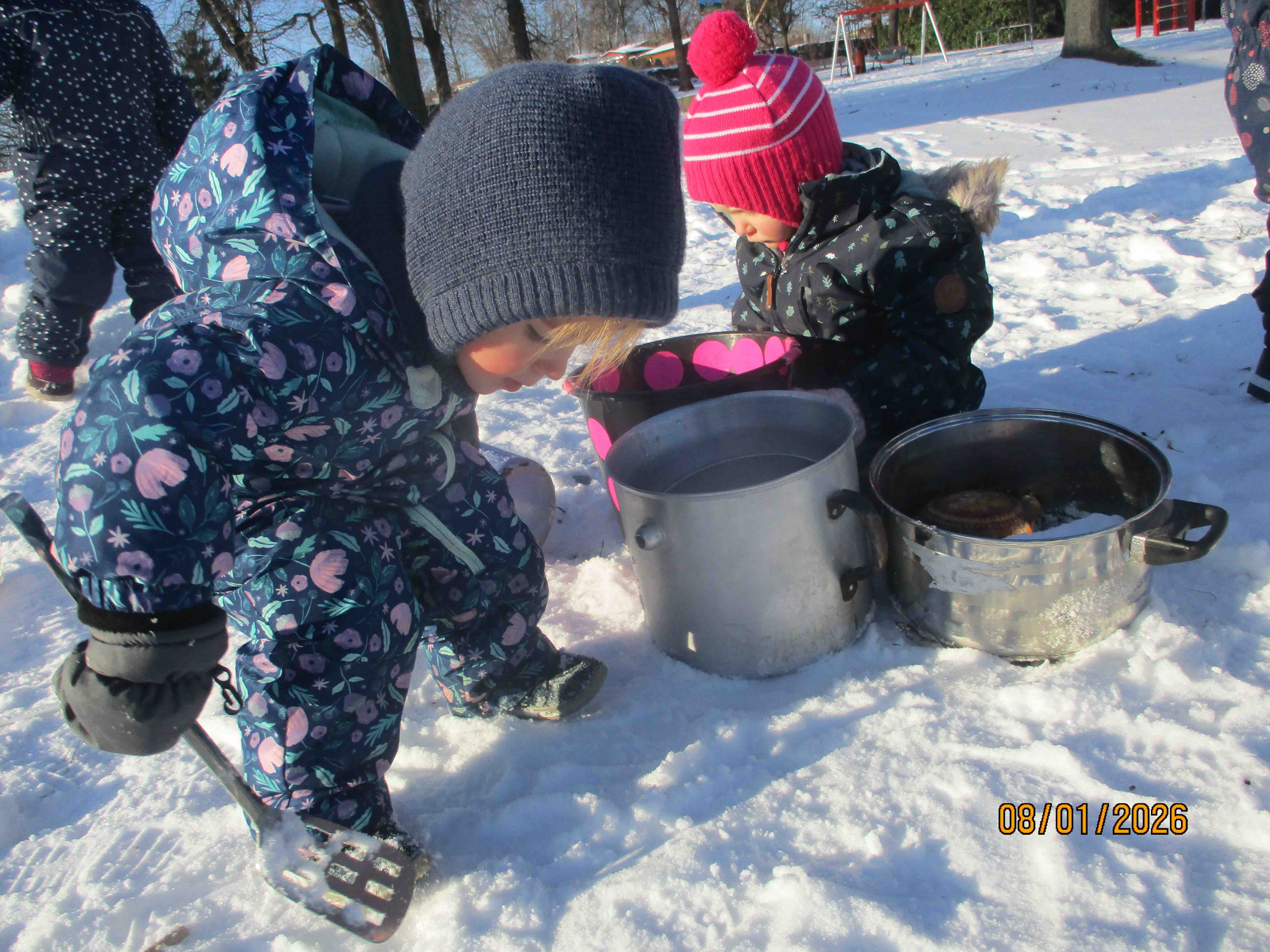 Projektmonat wasser - kleine Naturwissenschaftler unterwegs Das Erstaunen ist der Beginn der Naturwissenschaft - Schnee lädt unsere Krippenkinder zur Neugier ein B_Schnee07