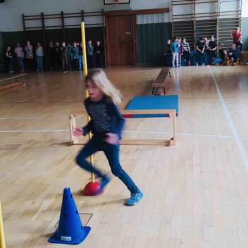 Kleine Forscher - Experiment Raketenauto Hort-Sport in der Turnhalle B_Sport3
