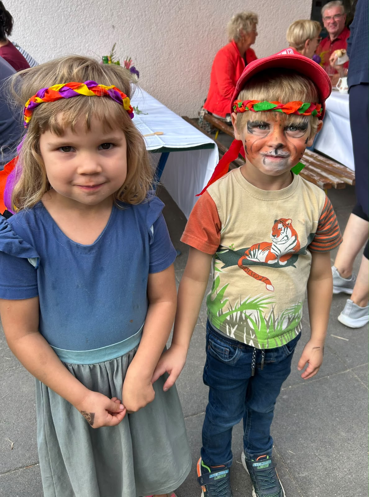 glückliche Festkinder glückliche Festkinder