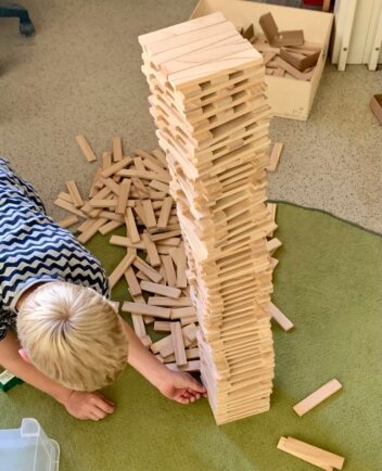 Technikinteresse wecken – kleine Forscher ergründen einen TV Bau auf, bau auf … – konstruieren Startfoto