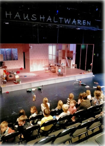 Formen – Mathematik ist spannend! Hort unterwegs: Theaterausflug mit Hindernissen B_Theaterbesuch