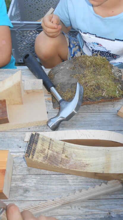 Blauer Tag - die Feuerwehr war da! Wer will fleißige Handwerker seh`n? Wir werkeln mit dem Baustoff Holz ... Blauer Tag - die Feuerwehr war da! Wer will fleißige Handwerker seh`n? Wir werkeln mit dem Baustoff Holz ...