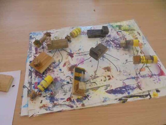 Wir bauen Insekten aus Holz und lassen der Fantasie freien Lauf Wir bauen Insekten aus Holz und lassen der Fantasie freien Lauf