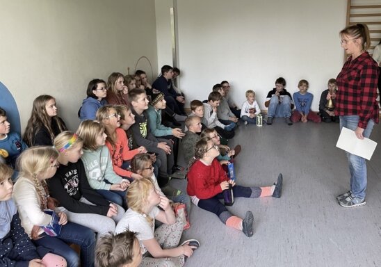 Das junge Theaterpublikum singt eifrig mit. Das junge Theaterpublikum singt eifrig mit.