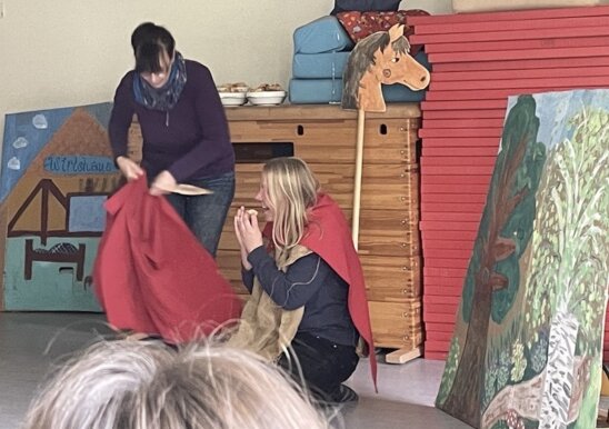 Da aber kommt Martin angeritten. Ihm geht es besser als dem armen Mann. Natürlich teile ich mit dir, sagt er. Und er teilt seinen Mantel und sein Essen mit dem armen Mann. Da aber kommt Martin angeritten. Ihm geht es besser als dem armen Mann. Natürlich teile ich mit dir, sagt er. Und er teilt seinen Mantel und sein Essen mit dem armen Mann.