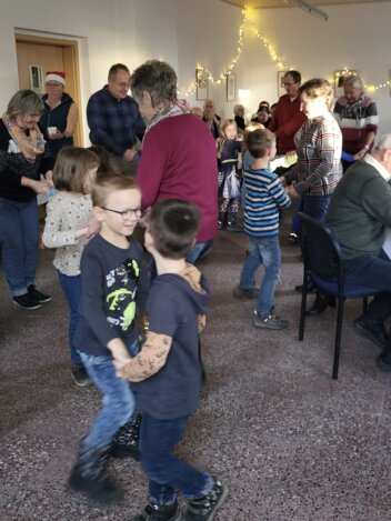 Blauer Tag - die Feuerwehr war da! Schwungvoller Seniorennachmittag mit Kindern der Kita Hauswalde Blauer Tag - die Feuerwehr war da! Schwungvoller Seniorennachmittag mit Kindern der Kita Hauswalde
