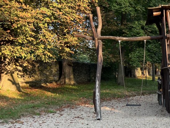 Schaukel vorher (baufällig) Schaukel vorher (baufällig)