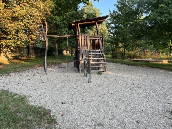 Kletterturm vorher (baufällig) Kletterturm vorher (baufällig)