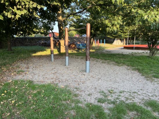 Reckstangen (nicht altersgerecht/ Unfallgefahr) vorher Reckstangen (nicht altersgerecht/ Unfallgefahr) vorher