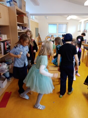 Formen – Mathematik ist spannend! Erlebnis Hort: Klar, auch Fasching muss sein! Formen – Mathematik ist spannend! Erlebnis Hort: Klar, auch Fasching muss sein!