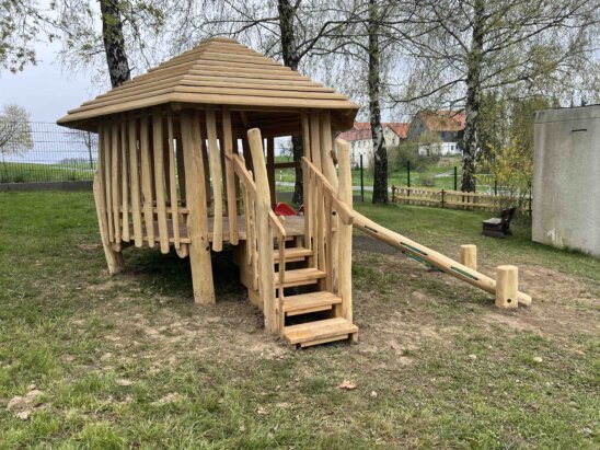 Spielhaus mit Rutsche, Netz und Treppe Spielhaus mit Rutsche, Netz und Treppe