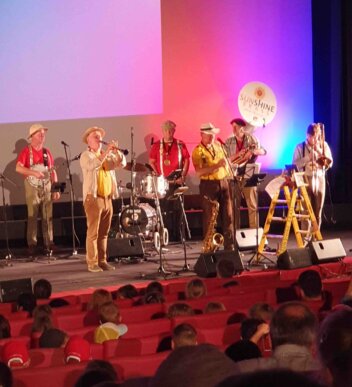Blauer Tag - die Feuerwehr war da! Dixieland für Kinder - ein Ausflug voller Musik nach Dresden Blauer Tag - die Feuerwehr war da! Dixieland für Kinder - ein Ausflug voller Musik nach Dresden