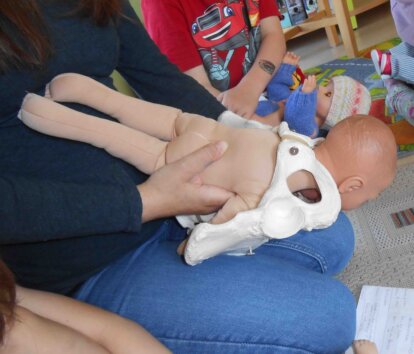 Blauer Tag - die Feuerwehr war da! Wie entwickeln sich die Babies im Bauch der Mutter? Blauer Tag - die Feuerwehr war da! Wie entwickeln sich die Babies im Bauch der Mutter?