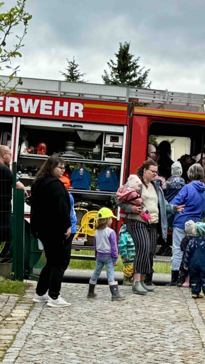Tonwerkstatt: Wir verewigen uns in unserer Kita Blauer Tag - die Feuerwehr war da! Tonwerkstatt: Wir verewigen uns in unserer Kita Blauer Tag - die Feuerwehr war da!